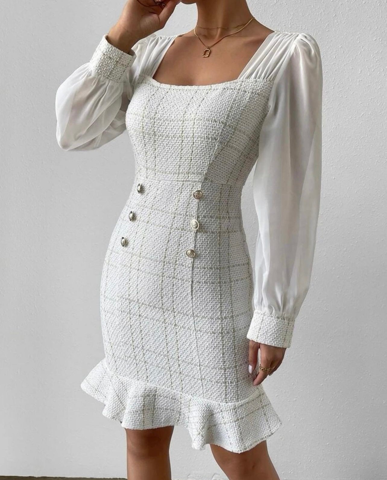 VESTIDO CORTO BLANCO MANGA LARGA CON DETALLES DORADOS