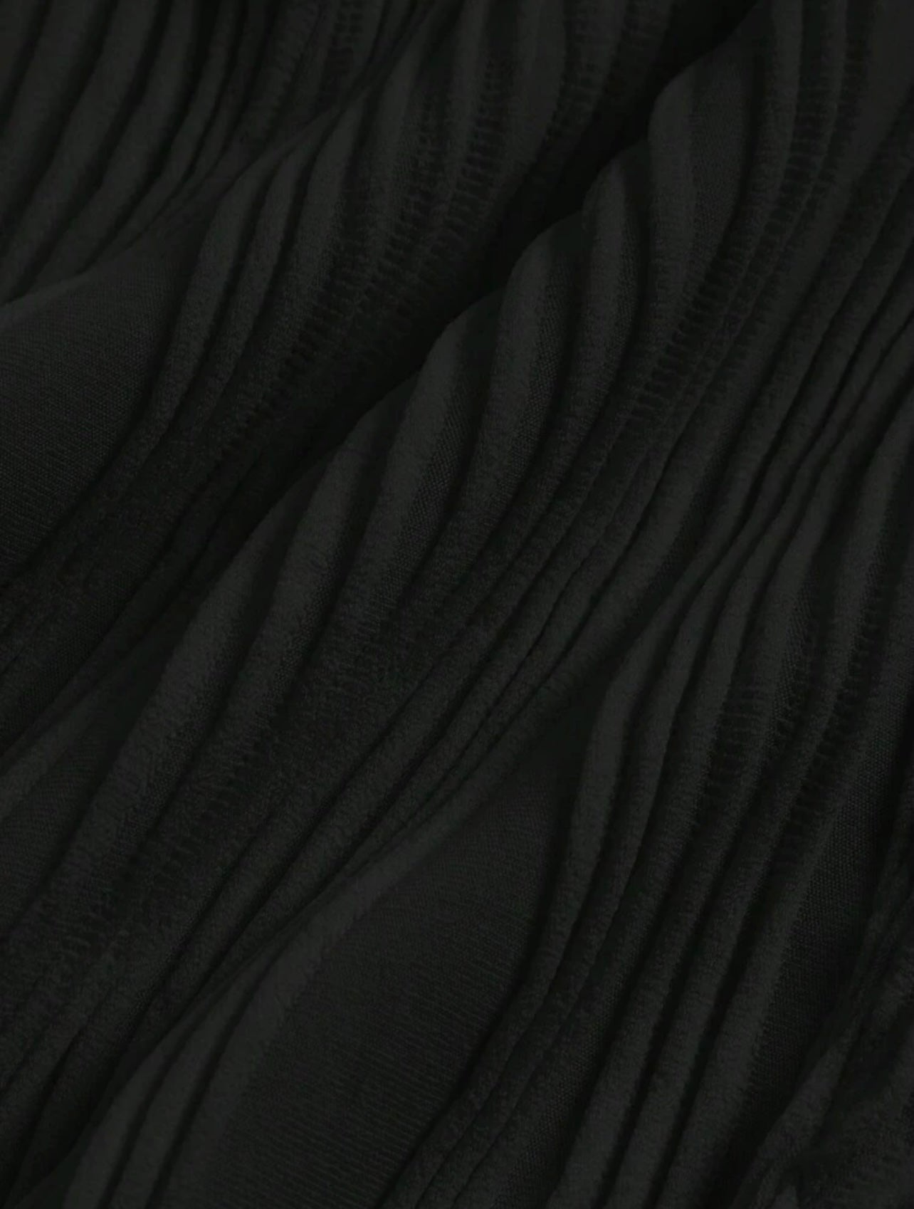 Camisa Negra con botones y cuello, manga larga con volante