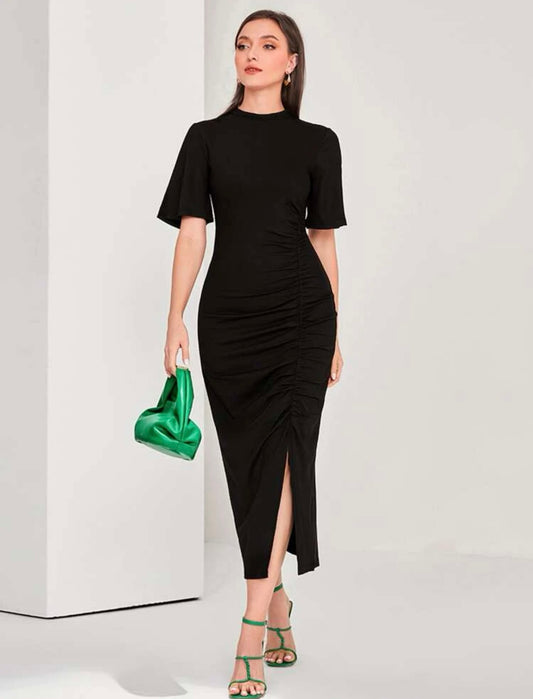 Vestido Negro fruncido, con abertura en pierna y mangas