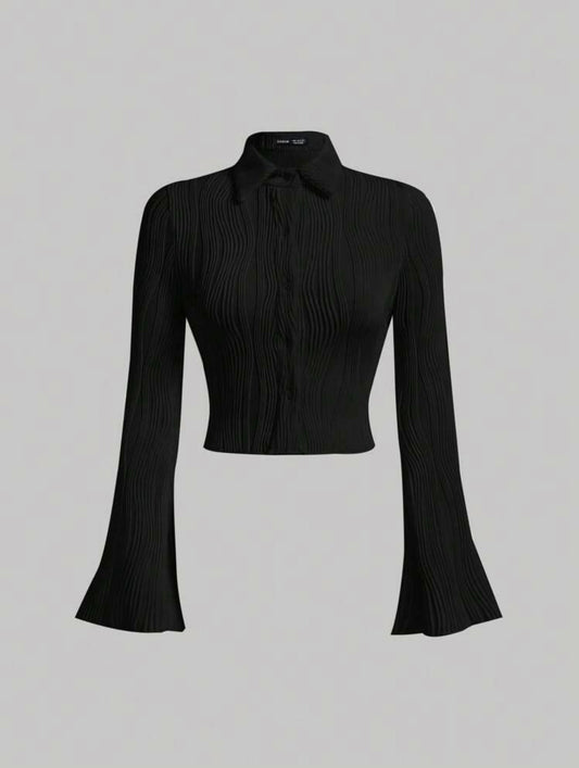 Camisa Negra con botones y cuello, manga larga con volante